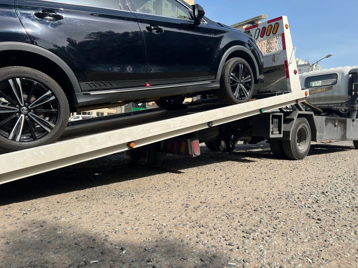 سطحة هيدروليك تنقل سيارة بأمان في الكويت