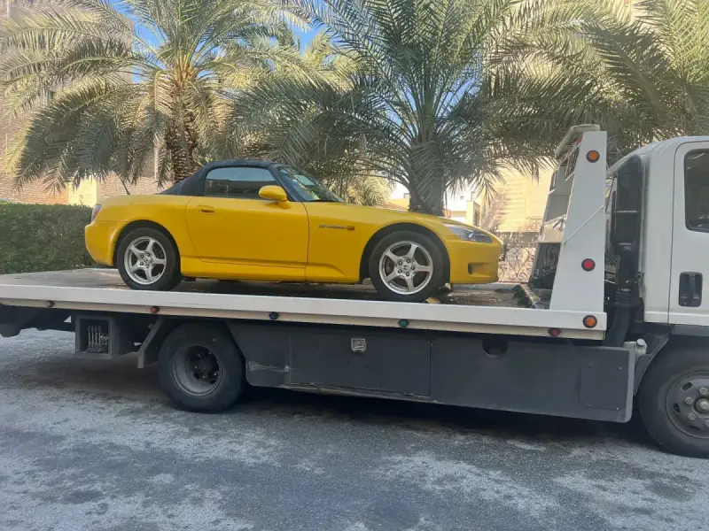 نقل سيارة رياضية على ونش سطحة في الكويت
